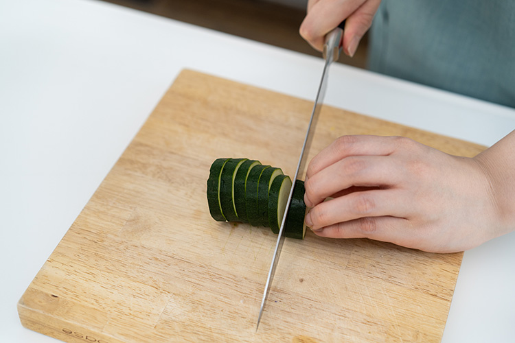 ズッキーニは幅5mmの輪切りにする