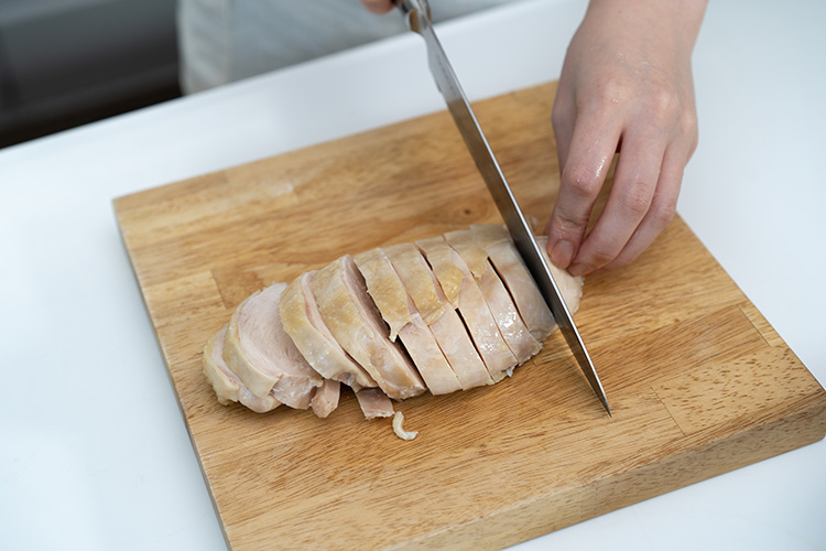 食材に火が通ったら、食べやすい大きさに切る