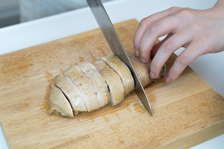 食材に火が通ったら、食べやすい大きさに切る