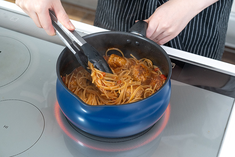 水分が少なくなり、スパゲティに火が通ったら火を止める