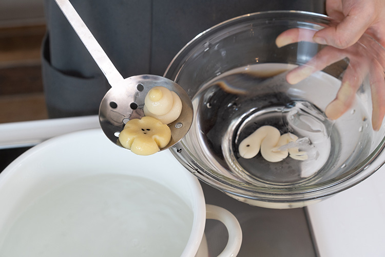 茹で上がったら氷水に取り、冷まして出来上がり