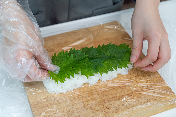 塩さばの長さに酢飯の形を整え、大葉を乗せる