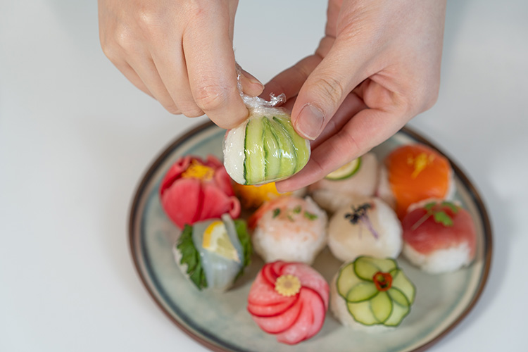 食材が中心にくるよう丸く包み、形を整える