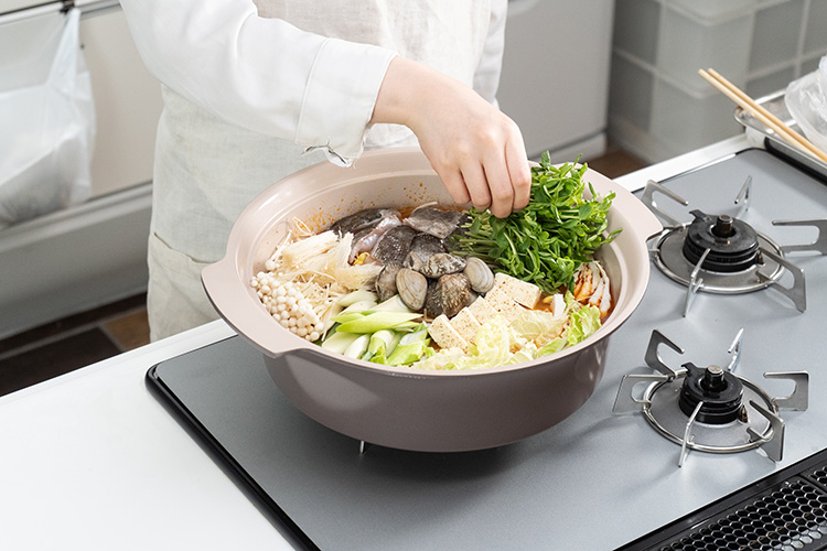 ひと煮立ちしたら白菜、豆もやし、生タラ、あさり、えのき、長ネギ、焼き豆腐、豆苗を加えて再度蓋をする。