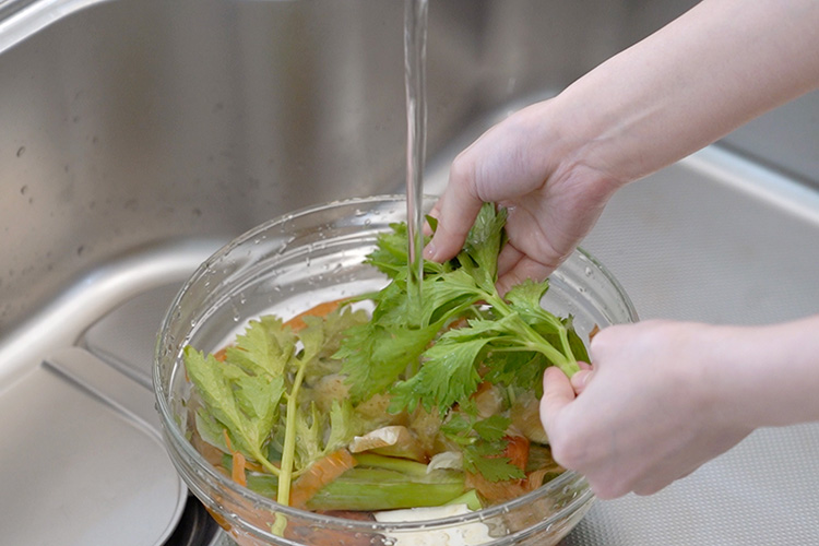 野菜の切れ端をよく洗う