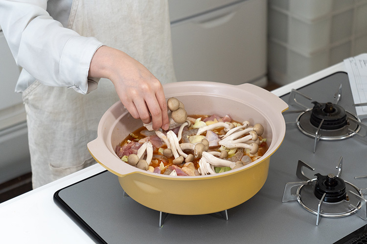 ひと煮立ちしたらエビ、鶏もも肉、キャベツ、しめじを加え再度蓋をする。